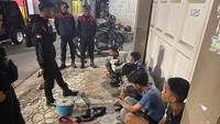 Satuan Samapta Polres Garut, Jawa Barat berhasil mengamankan belasan pemuda yang berencana melakukan aksi perang sarung menjelang sahur di bilangan jalan Ahmad Yani, Garut. (Liputan6.com/Jayadi Supriadin)