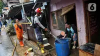 Meski banjir sudah surut, beberapa warga yang terdampak masih memilih untuk tetap berada di pengungsian. Hal ini karena sisa banjir berupa lumpur pekat masih menggenangi lantai dasar rumah dan jalan. (Liputan6.com/Angga Yuniar)