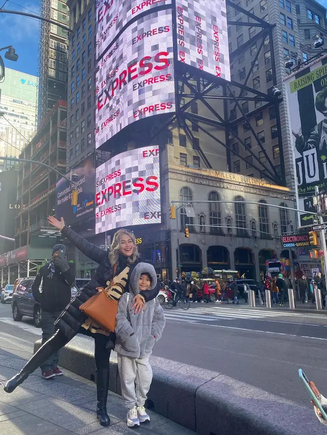 [Fimela] Ayu Ting Ting dan Bilqis Liburan di Amerika