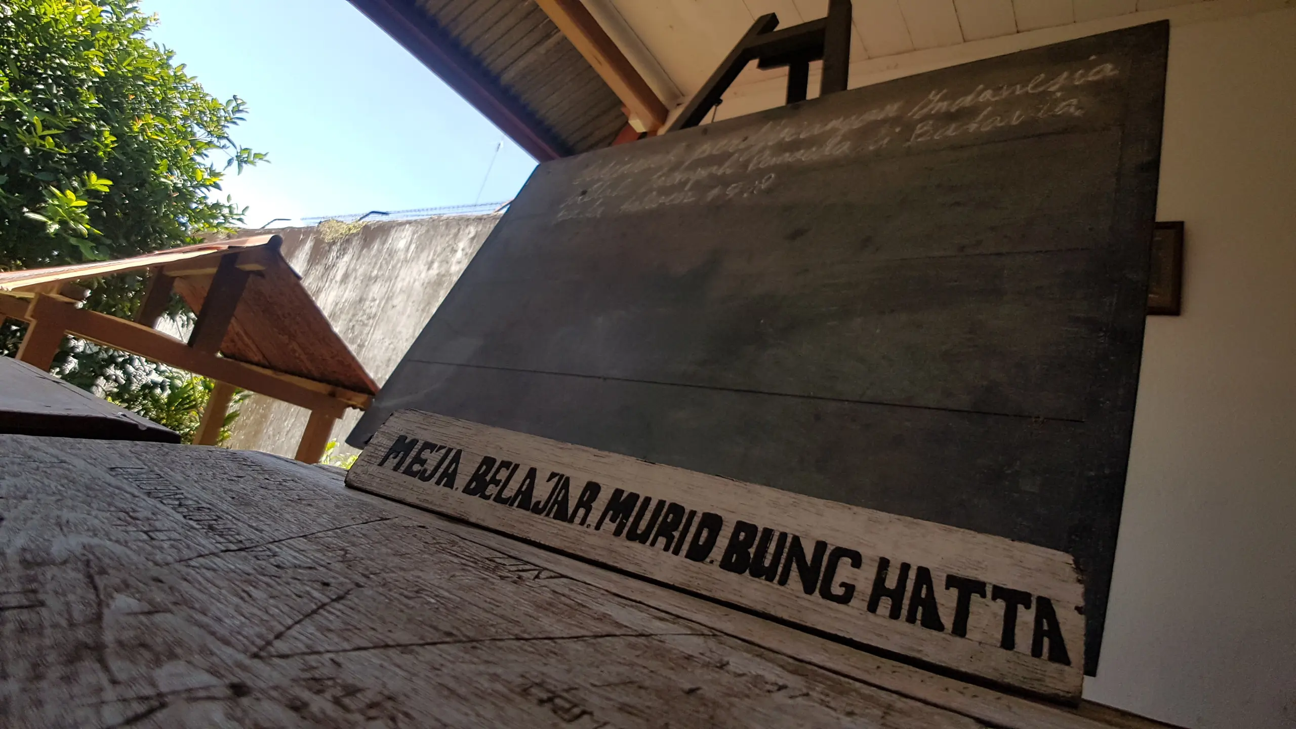 Meja dan papan tulis yang digunakan Mohammad Hatta untuk mengajar anak-anak warga sekitar di dekat rumah pengasingan di Jalan Hatta, Desa Dwi Warna, Kecamatan Banda, Banda Neira, Maluku. (Liputan6.com/Aditya Eka Prawira)