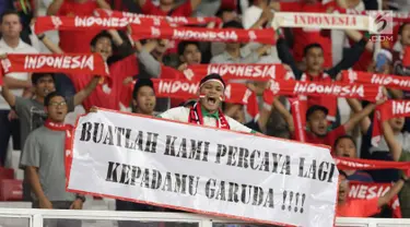 Suporter Tim Garuda membentangkan spanduk jelang menyaksikan Indonesia melawan Thailand pada laga Grup G Kualifikasi Piala Dunia 2022 zona Asia di Stadion Utama Gelora Bung Karno, Jakarta, Selasa (10/9/2019). Indonesia kalah 0-3. (Liputan6.com/Helmi Fithriansyah)