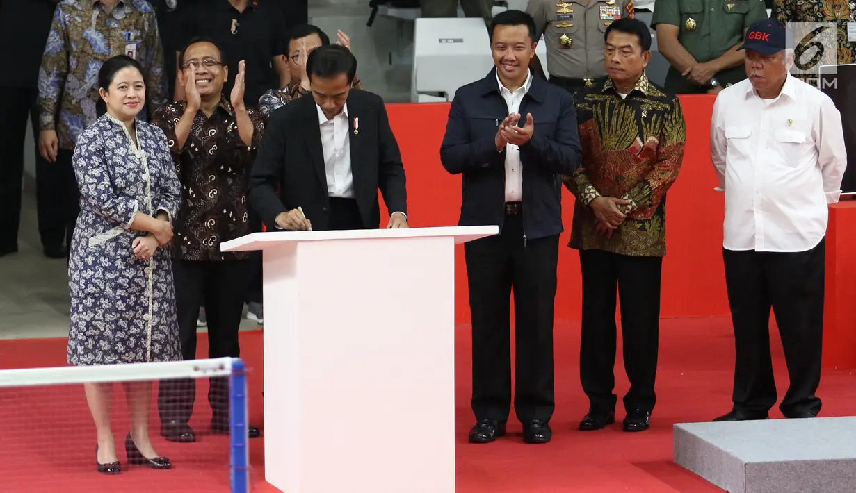 Presiden Jokowi (tengah) foto bersama sejumlah atlet dan menteri usai meresmikan hasil renovasi Istora Senayan, Jakarta, Selasa (23/1). Istora Senayan akan menjadi salah satu arena Asean Games 2018. (Liputan6.com/Angga Yuniar)