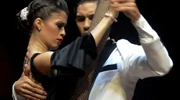 Aksi enerjik pasangan penari, Laura Zapata dan Wilmar Lopez saat menunjukkan kebolehannya pada Kejuaraan Dunia Tari Tango di Medellin, Kolombia, 18 Juni 2016. (Raul Arboleda/AFP)