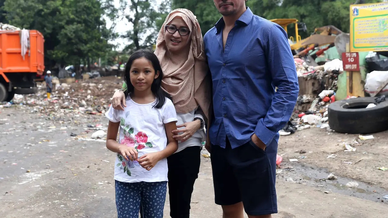 Okie Agustina tampil dengan pria lain. (Nurwahyunan/bintang.com)