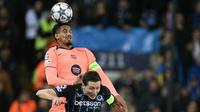 Bek Barcelona, Ronald Araujo da Silva (atas) menyundul bola di atas gelandang Club Brugge, Hans Vanaken selama pertandingan sepak bola fase hari ke-4 Liga Champions UEFA antara Club Brugge dan FC Barcelona di stadion Jan Breydelstadion, di Bruges, pada 5 November 2025. (NIKOLAS TUCAT / AFP)