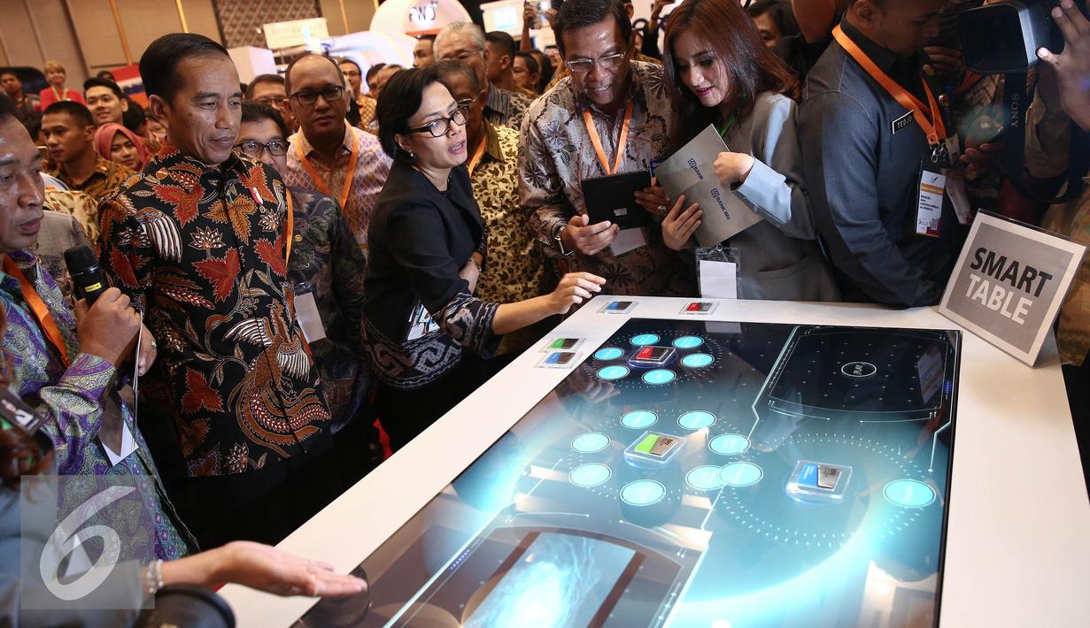 Presiden Joko Widodo melihat-lihat booth fintech usai meresmikan pembukaan Indonesia Fintech Festival & Conference di Tangerang, Selasa (30/8). Fintech merupakan industri jasa keuangan berbasis teknologi digital. (Liputan6.com/Faizal Fanani)