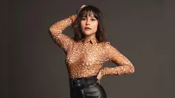 Meski gaya rambut pemain Danur ini terlihat berbeda, akan tetapi ia tak pernah mewarnai rambutnya dengan berbagai warna. Prilly pun lebih sering terlihat dengan rambut hitamnya.
(Liputan6.com/IG/@prillylatuconsina96)