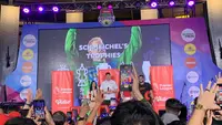 Legenda Manchester United Peter Schmeichel disambut dengan fan chant oleh para penggemar dalam acara Vidio Premier League Festival di Cilandak Town Square, Jakarta Selatan, pada Jumat (5/8/2023). (Liputan6.com/Melinda Indrasari)