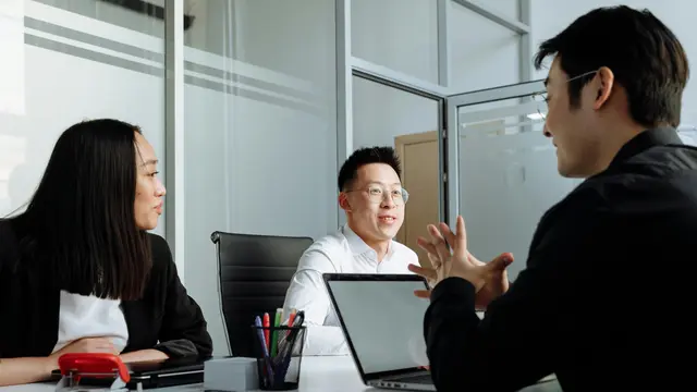 Ilustrasi berdiskusi di dalam ruangan kantor