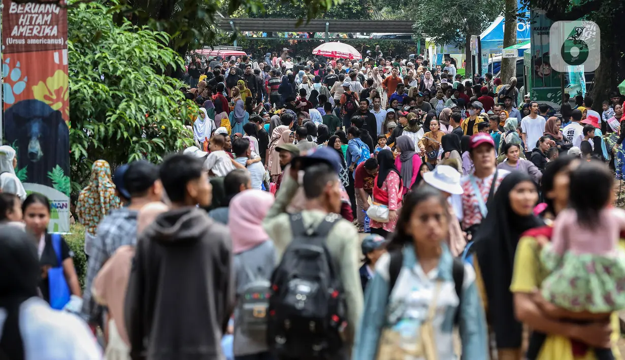 Kawasan wisata Ragunan diketahui baru dibuka di hari kedua Lebaran. (Liputan6.com/Johan Tallo)