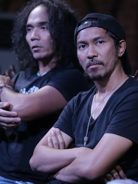 "Ini album beda, sejak album ke-7 kita selalu bersama Abdee, tapi di album ini Abdee sama sekali tidak ikutan. Jadi album ini kita dedikasikan untuk Abdee. Energinya tetep bareng kita," kata Bimbim, Selasa (7/2). (Galih W. Satria/Bintang.com)