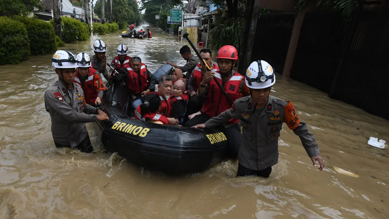 Warga Perumahan Vila Nusa Indah 3 Bogor Dievakuasi
