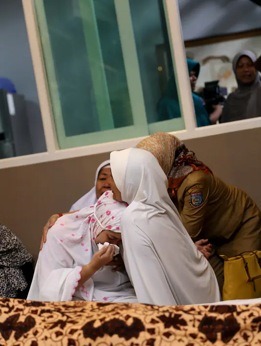 Jenazah Yanni Libels disemayamkan di rumahnya.