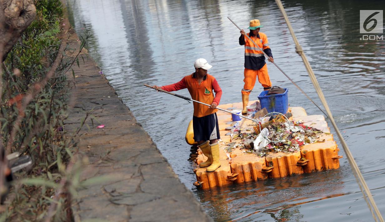 Petugas UPK Badan Air Pemprov DKI Jakarta membersihkan ceceran sampah di sepanjang Anak Sungai Ciliwung yang membelah kawasan Jalan Gajah Mada dan Hayam Wuruk, Selasa (9/7/2019). Pembersihan ini untuk menghindari penumpukan sampah dan memperlancar aliran air. (Liputan6.com/Helmi Fithriansyah)