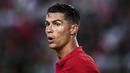 <p>Cristiano Ronaldo terpilih ke dalam skuad Timnas Portugal untuk Piala Dunia 2022 Qatar. Ini merupakan edisi kelimanya tampil di perhelatan terbesar sepak bola dunia sejak 2006. Meski sedang tidak dalam performa&nbsp;terbaiknya di Manchester United, Ronaldo tetaplah menjadi salah satu pemain krusial Seleccao das Quinas. Edisi ini diprediksi akan menjadi penampilan terakhir pria 37 tahun tersebut.&nbsp;(AFP/Patricia De Melo Moreira)</p>
