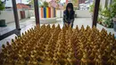 Tahun ini menandai dimulainya Tahun Kuda Api (Fire Horse), yang dalam astrologi Tiongkok melambangkan energi yang kuat, keberanian, dan perubahan yang cepat. Tampak dalam foto, seorang wanita menata patung-patung Buddha sebagai persiapan perayaan Tahun Baru Imlek 2577 Kongzili di Vihara Buddhayana, Surabaya, Jawa Timur pada Senin 9 Februari 2026. (JUNI KRISWANTO/AFP)