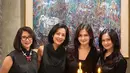 Novita Angie hadir mengenakan kemeja sleeveless hitam dipadukan celana panjang warna serasi. Tampilannya dilengkapi dengan kalung mutiara dengan liontin pita. [@cuttaryofficial]