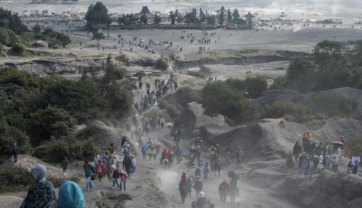 Upacara dilaksanakan pada hari ke-14 bulan Kasada menurut penanggalan tradisional masyarakat Tengger. (Photo by Juni Kriswanto / AFP)