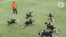 Sejumlah pesepak bola timnas Yaman U-20 mengikuti sesi latihan resmi di Lapangan B Kompleks Gelora Bung Karno, Jakarta, Selasa (24/9/2024). (Liputan6.com/Angga Yuniar)