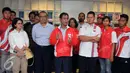 Wakil Ketua Umum KOI, Muddai Madang (tengah) memberi sambutan saat melepas keberangkatan tim olimpiade Indonesia di gedung KOI Jakarta, Rabu (27/7). Ia berharap para atlet bisa berjuang untuk meraih medali emas. (Liputan6.com/Helmi Fithriansyah)