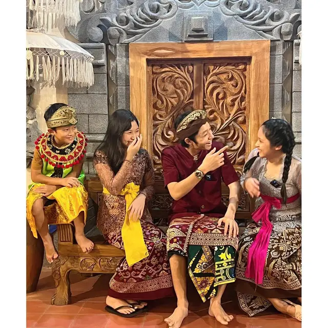 6 Potret Kiesha Alvaro Bareng Tiga Adiknya Pakai Baju Adat Bali, Makin Kompak