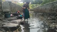 Warga memanfaatkan sisa air di sungai yang mengering (Liputan6.com / Abramena)