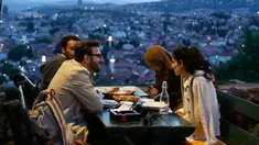 Warga berbuka puasa pada hari pertama bulan Ramadan di sebuah benteng tua yang menghadap ke pusat bersejarah Sarajevo, Bosnia, (16/5). Muslim Bosnia mencapai sekitar 40 persen dari penduduk Bosnia 3,8 juta. (AP Photo / Amel Emric)