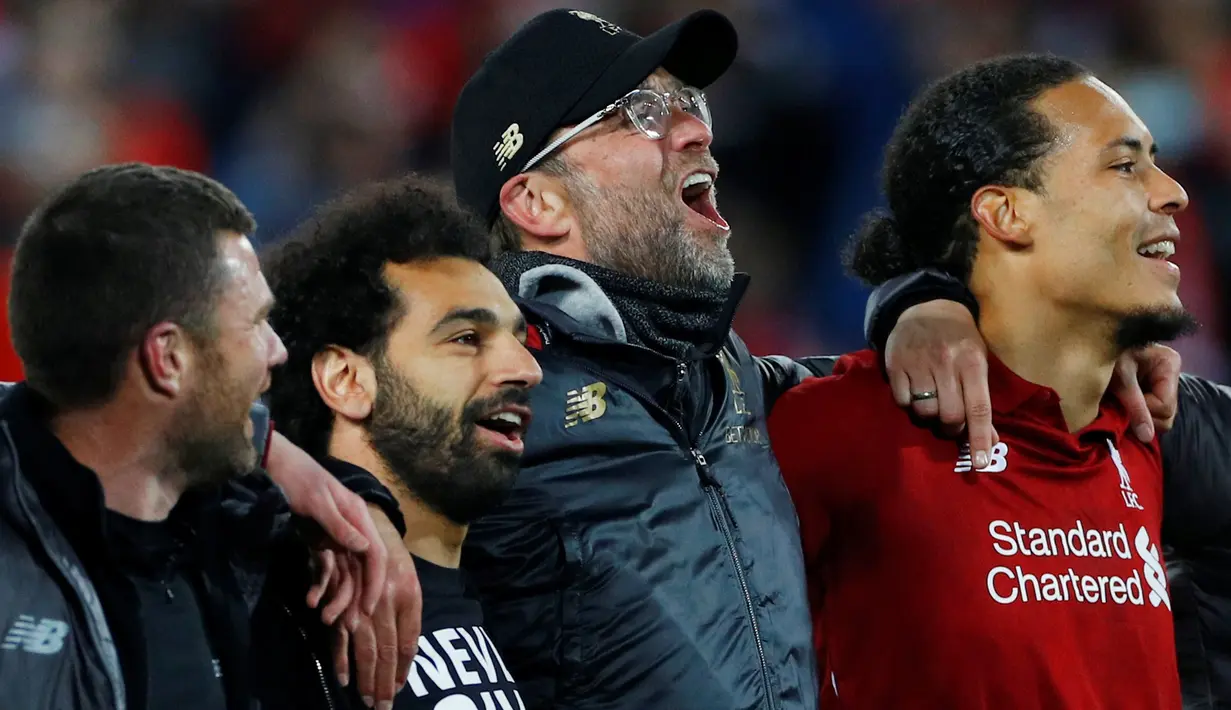 Manajer Liverpool, Jurgen Klopp bersama Mohamed Salah dan Virgil van Dijk merayakan kemenangan atas Barcelona pada akhir laga kedua semifinal Liga Champions di Anfield, Selasa (7/5/2019).  Liverpool sukses melaju ke final Liga Champions usai menghajar Barcelona 4-0. (REUTERS/Phil Noble)
