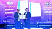 Penyerahan sertifikat ISO 21001:2018 dan ISO 30422:2022 ke Bank Mandiri. (Foto: Istimewa)