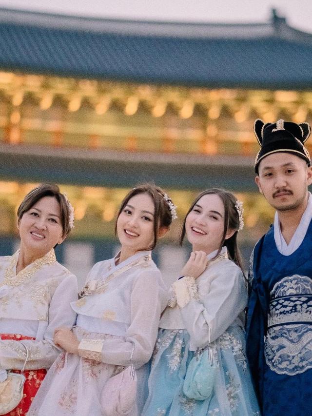 7 Pemotretan Natasha Wilona dan Bundanya yang Tampil Kompak Pakai Hanbok