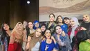 Sementara itu, Annisa Pohan memancarkan pesona elegan dan karismatik dalam balutan blazer batik nuansa hitam-putih-emas.  [@bebytsabina].