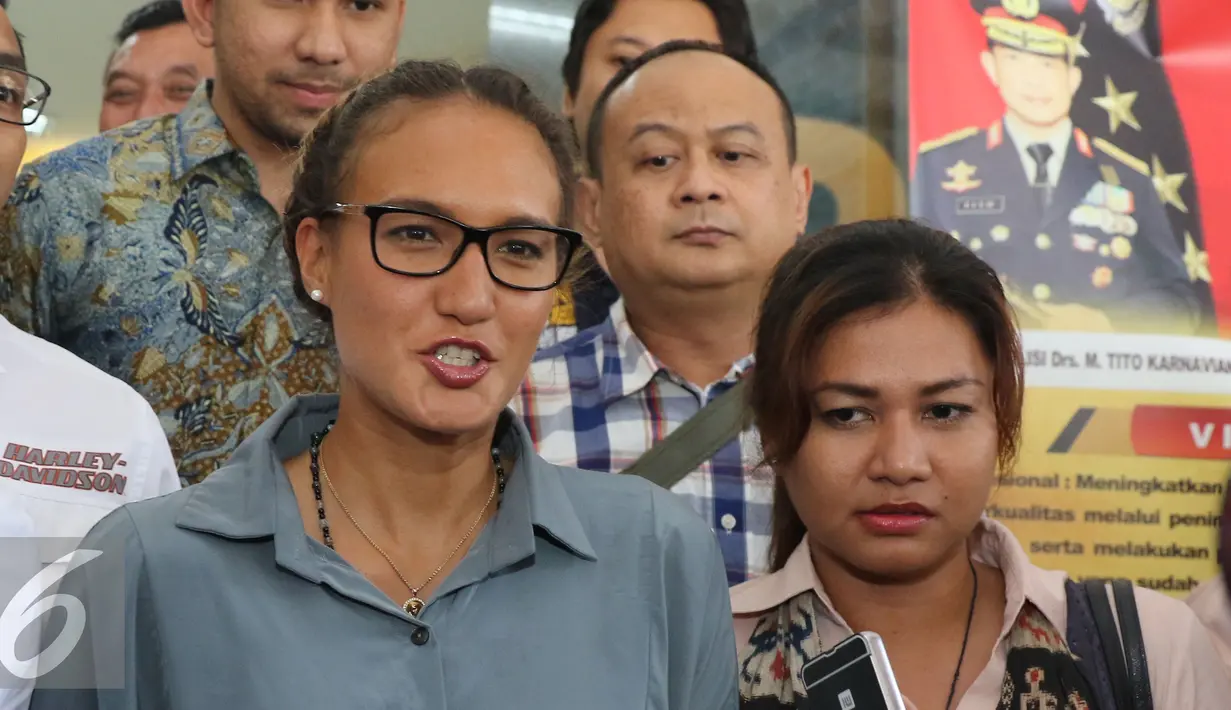 Nadine Chandrawinata usai menjalani pemeriksaan di Polda Metro Jaya, Senin (19/9). Nadine menjadi saksi kasus kepemilikan senjata ilegal yang menjerat Gatot Brajamusti sebagai tersangka. (Liputan6.com/Herman Zakharia)