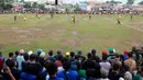 Penonton bahkan sampai tumpah ruah hingga ke batas lapangan saat menyaksikan tim kampungnya bermain. (Bola.com/M Iqbal Ichsan)