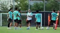 Pelatih Persebaya, Eduardo Perez, dan timnya saat latihan rutin. (Dok. ileague.id)