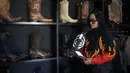 Salah satunya, Etnawati Melani, pemilik dan perancang Tegep Boots, pembuat sepatu bot kulit buatan tangan Indonesia yang populer dengan banyak pelanggan setia di Amerika Serikat dan Eropa, mengatakan kekhawatiran bisnis ekspor sepatu buatannya akan berkurang ketika kebijakan tarif tersebut benar-benar diberlakukan Presiden AS Donald Trump. (Timur MATAHARI/AFP)