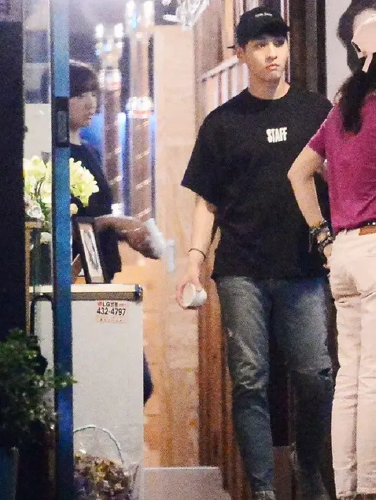 Akan tetapi, pernyataan itu berubah setelah Dispatch merilis potret kebersamaan Park Shin Hye dan Choi Tae Joon. (Foto: Allkpop.com)