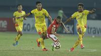 Striker Persija, Luis Junior, dijatuhkan bek Bhayangkara FC, Indra Kahfi, pada laga Liga 1 di Stadion Patriot Bekasi, Jawa Barat, Sabtu (29/7/2017). Persija menang 1-0 atas Bhayangkara FC. (Bola.com/M Iqbal Ichsan)