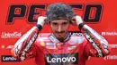 Francesco Bagnaia. Pembalap Italia berusia 25 tahun yang memperkuat tim Ducati Lenovo ini berstatus runner-up di MotoGP Musim 2021 lalu. Pada seri pertama MotoGP 2022 di Qatar ia yang start dari posisi ke-9 gagal finis usai terjatuh di lap ke-12 bersama dengan Jorge Martin. (AFP/Karim Jaafar)