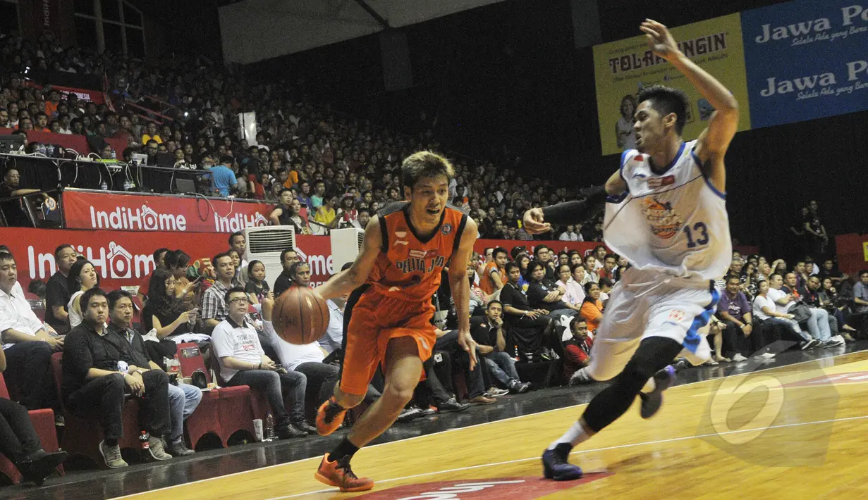 Pemain Pelita Jaya Energi-MP Chandra Ary berusaha melewati hadangan dari pemain Satria Muda Britama, Gunawan  pada laga NBL Championship, Jakarta, Minggu (10/5). Satria Muda Britama unggul 62-54 atas Pelita Jaya Energi-MP (Liputan6.com/Herman Zakharia)