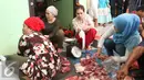 Penyanyi Dangdut Ayu Ting Ting membantu menyiapkan daging kurban dikediamannya kawasan Depok, Jawa Barat, Senin (12/9). Ayu Ting Ting tahun ini berkurban dua ekor sapi. (Liputan6.com/Herman Zakharia)