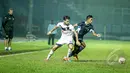 Bek Mitra Kukar, Diego Michels berusaha meredam serangan dari Mitra Kukar saat di Laga SCM Cup 2015. Kedua tim bermain imbang tanpa angka di Stadion Kanjuruhan, Malang, Kamis (22/1/2015). (Liputan6.com/Faizal Fanani)