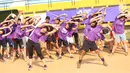 Peserta melakukan pemanasan saat Coaching Clinic di Stadion Soemantri Brodjonegoro, Jakarta, Sabtu (28/7). Kegiatan ini diikuti siswa SMA dan guru dalam Combi Run Academy. (Liputan6.com/Fery Pradolo)