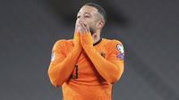 Penyerang Belanda, Memphis Depay, tampak kecewa usai ditaklukkan Turki pada laga kualifikasi Piala Dunia 2022 di Stadion Olimpiade Ataturk, Kamis (25/3/2021). Turki menang dengan skor 4-2. (Murad Sezer/Pool Photo via AP)