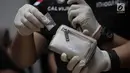 Barang bukti Sabu seberat 1,32 gram ditunjukkan polisi saat rilis narkoba yang dilakukan oleh artis Dhawiya di Polda Metro Jaya, Jakarta, Sabtu (17/2). Dhawiya bersama sang kakak diamankan di rumahnya di kawasan Cawang. (Liputan6.com/Arya Manggala)