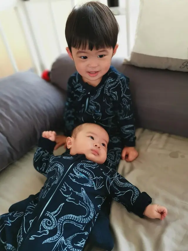 7 Potret Kompak Raphael Moeis dan Adiknya Ini Bikin Gemas