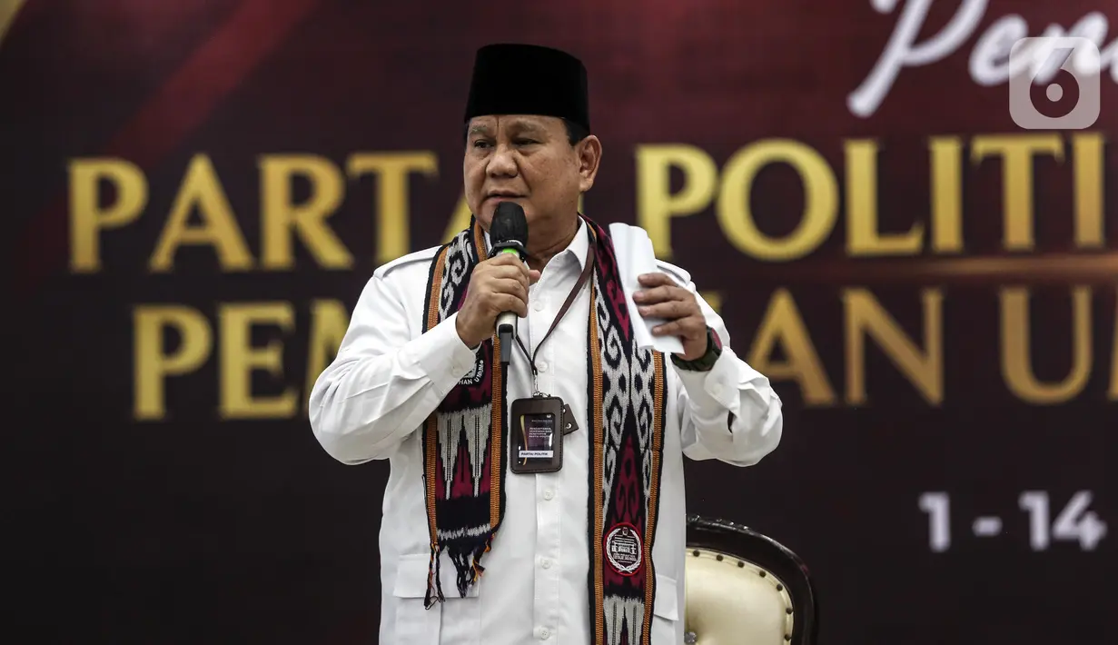 Ketua Umum Partai Gerindra Prabowo Subianto menyampaikan keterangan saat mendaftarkan partai politiknya sebagai calon peserta Pemilu 2024 di Kantor KPU, Jakarta, Senin (8/8/2022). Pada hari kedelapan ini, KPU menerima pendaftaran empat partai politik di antaranya Partai Republiku Indonesia, Partai Hati Nurani Rakyat (Hanura), Partai Gerindra, dan Partai Kebangkitan Bangsa (PKB). (Liputan6.com/Johan Tallo)