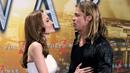 Angelina Jolie dan Brad Pitt menghadiri pemutaran perdana film "World War Z" di Berlin, Jerman, 4 Juni 2013. Setelah dua tahun menjalani bahtera rumah tangga dan telah bersama selama 12 tahun, pasangan ini akhirnya bercerai. (AFP PHOTO/Adam BERRY)