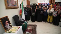 Para pelayat berdoa di dekat potret mendiang Pemimpin Tertinggi Iran, Ayatollah Ali Khamenei, di kediaman duta besar Iran untuk Indonesia, Jakarta, Kamis 5 Maret 2026. Ratusan masyarakat memadati kediaman Duta Besar Republik Islam Iran untuk Indonesia di Jakarta. (AP Photo/Tatan Syuflana)
