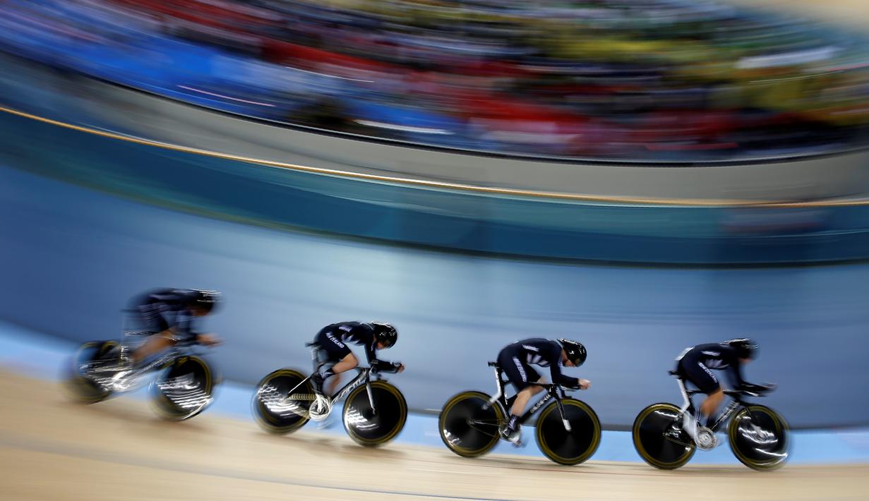 Tim putri Selandia Baru beraksi di nomor Team Pursuit Kejuaraan Dunia Balap Sepeda Trek 2016 di Lee Valley VeloPark, London, Inggris, (4/3/2016). (AFP/Adrian Dennis)