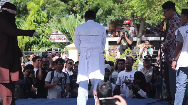 Pasangan Gay Dihukum Cambuk di Aceh